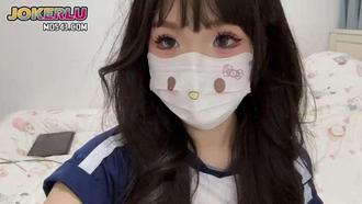  哥哥在打飞机我跑到哥哥房间门口自慰被发现