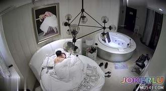  酒店偷拍 红裙富姐和包养的小哥开房草逼开着手机电筒看逼洞