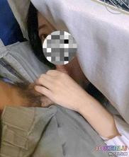  妹妹餐桌下舔食哥哥的肉棒