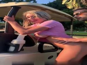  富豪高球场泡到巨乳打工妹，奶子又白又大任你揉！ 