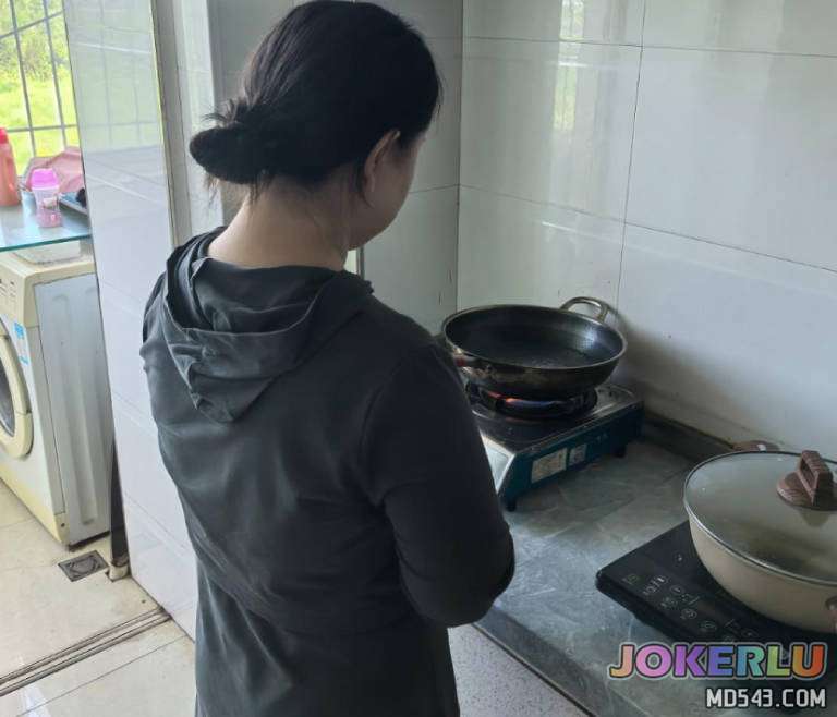  让姐姐给我吃好几天没洗的鸡吧把姐姐给恶心后操了她